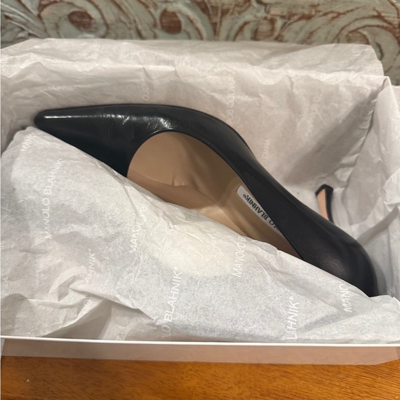 Manolo Blahnik 70mm Point Toe Black Leather Pump - Picture 15 of 15